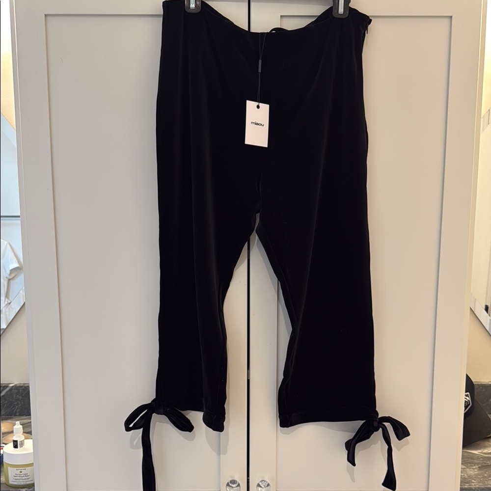 Miaou Black Emma Capri Pants